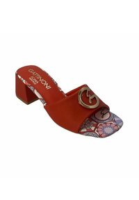Sandalo rosso con tacco a blocco caratterizzato da una larga banda frontale, un accento circolare dorato e una soletta decorata con motivi geometrici in vari colori.