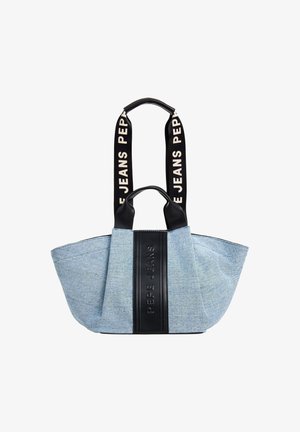 Bolsa de lona de mezclilla con acentos de cuero negro y dos asas negras. Presenta el logotipo grabado "PEPE JEANS" en un panel central negro.