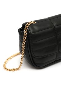 Juodas pagrindinis odinis rankinės modelis su auksiniu grandininiu diržu, stačiakampio formos, lygia tekstūra ir užsegimu antklodės stiliumi.