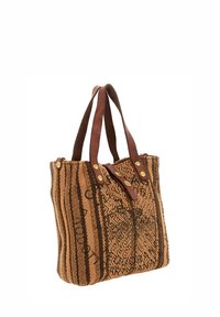 Borsa a tracolla intrecciata marrone con manici in pelle tan. Presenta motivi decorativi e dettagli metallici. Superficie testurizzata e design a apertura superiore.