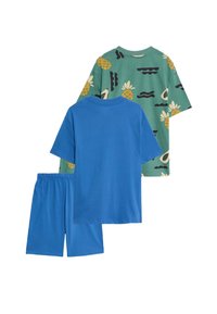 Två t-shirts och blåa shorts. Den ena tröjan är grön med ananas- och blommönster; den andra är helt blå. Mjukt bomullsmaterial.