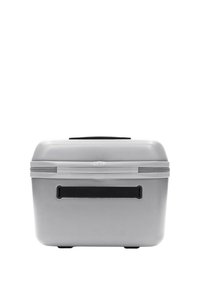 Valigia rigida argento con superficie testurizzata, manico superiore e chiusura a zip. Presenta una cintura nera sul retro.