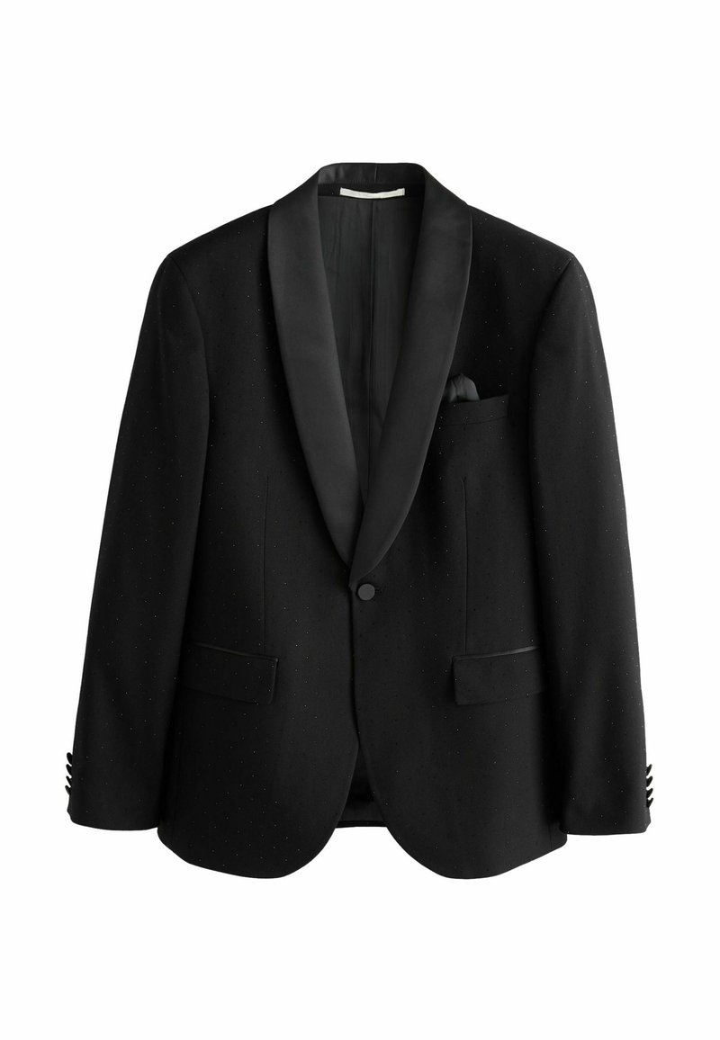 Sacou de tuxedo negru cu guler de satin, țesătură texturată cu puncte subtile, închidere cu un singur nasture și detaliu de batista la buzunar.