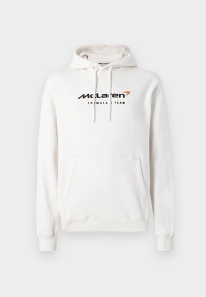Weißer Kapuzenpullover mit Fronttasche und dem Logo "McLaren Formula 1 Team" in Schwarz und Orange auf der Brust.