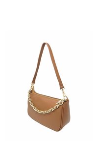 Brązowa skórzana torebka z teksturowanym wykończeniem. Posiada złotą łańcuszkową rączkę oraz zamek błyskawiczny, ma uporządkowany prostokątny kształt.