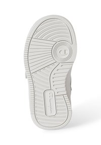 Biała gumowa podeszwa buta z wzorem na gripie, rowkami i logo marki. Posiada okrągły detal w środku i jest płaska.