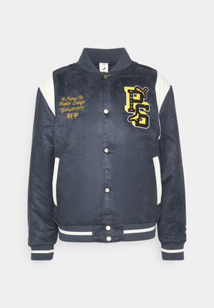 Veste varsity marine avec des manches blanches, ornée d'inscriptions et de logos jaunes. Possède des boutons-pression et des poignets et ourlets côtelés. Matériau doux.