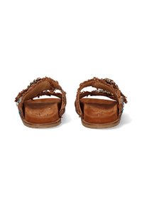 Sandalias de cuero marrón con detalles trenzados en flecos, suela plana y acentos metálicos. Diseño de talón abierto con textura de superficie suave.