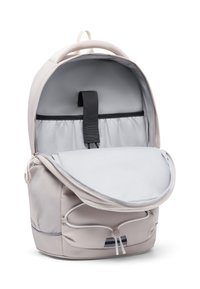 Rucsac gri deschis cu un exterior dintr-un material neted, un mâner superior, interior spatios, buzunar elastic pentru organizare și închidere cu fermoar.