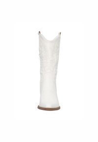 Botas de cowboy blancas con un acabado de cuero suave, punta afilada y costuras decorativas en el cañón. Acentos en un tono beige claro en el borde superior.