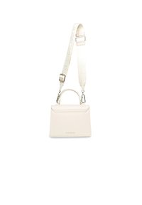 Borsa a tracolla in pelle bianca compatta con design strutturato, manico superiore e tracolla regolabile con logo impresso. Finiture in argento e linee pulite.