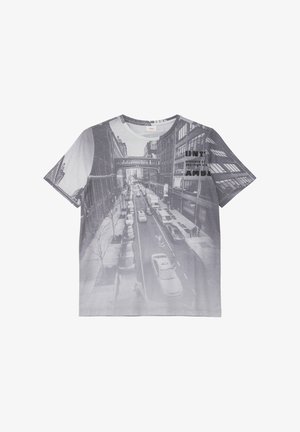 Szary t-shirt z grafiką z czarno-białym nadrukiem przedstawiającym uliczną scenę z przodu, okrągłym dekoltem i krótkimi rękawami. Dodatkowy tekst w kolorze czarnym.