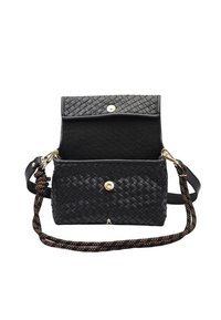 Sac à main en cuir tressé noir avec fermeture à rabat et bouton-pression doré. Comprend une sangle tressée avec des accents rouges et blancs. L'intérieur est non doublé.