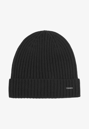 Beanie nera in maglia con texture a coste, dotata di risvolto e un piccolo logo metallico sul lato.