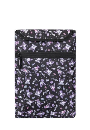 Schwarze Tasche mit Reißverschluss und Klappe, verziert mit lila und weißen Cartoonfiguren, Herzen, Sternen und dem Text "Kuromi" wiederholt.