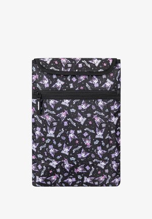Schwarze Tasche mit Reißverschluss und Klappe, verziert mit lila und weißen Cartoonfiguren, Herzen, Sternen und dem Text "Kuromi" wiederholt.