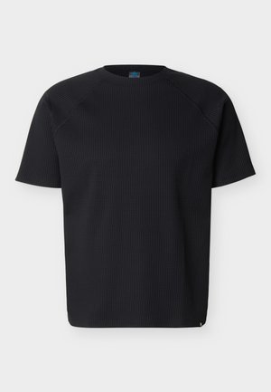 Schwarzes Textur-T-Shirt mit kurzen Ärmeln, Rundhalsausschnitt und Raglanärmeln, dargestellt auf hellem, einfarbigem Hintergrund.