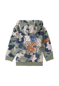 Felpa mimetica per bambino con motivo verde, beige e blu, caratterizzata da testo grafico e strisce arancioni su una manica, vista da dietro.