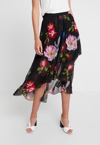 Falda midi negra con estampado floral en una tela ligera, con vibrantes patrones en rosa, rojo y verde. Dobladillo con volantes y cinturilla elástica.