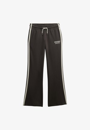Pantalons de survêtement larges noirs avec des rayures blanches sur les côtés, taille élastique, cordon de serrage et logo blanc "Superdry Athletic" sur la cuisse gauche.