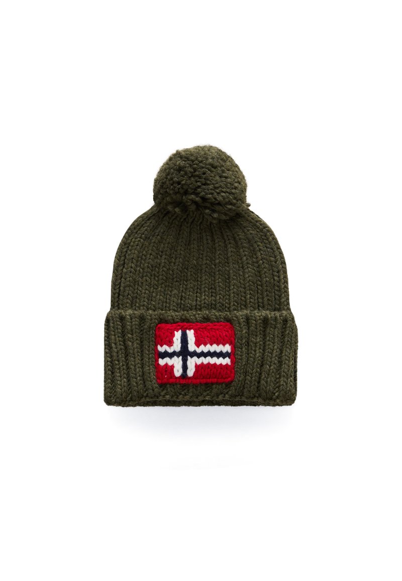 Zelená pletená čepice s bambulí nahoře a červenou nášivkou s bílým a modrým nordickým křížem. Hladká žebrovaná struktura po celém povrchu.