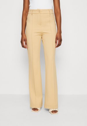 Guess Originals CLAIRE PINTUCK FLARED PANTS - Pantalon classique - honey oat