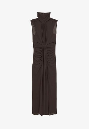 Ujjatlan sötétbarna maxiruha magas garbó nyakkal, középen függőleges ráncokkal és derék- valamint csípőrésznél összegyűrt részletekkel.