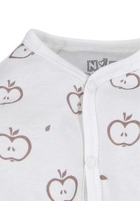 Witte katoenen rompertje met een herhaald bruin appelpatroon, met een V-hals en drukknoopsluiting. Zachte textuur met gladde naden.