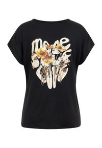 Camicia nera a maniche corte con forme astratte beige, fiori gialli e bianchi, e grande testo bianco parzialmente visibile sul retro.