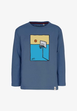 Langærmet blå T-shirt lavet af bomuld med et basketballkurv-design i sort, med en orange basketball mod en beige og blå baggrund.