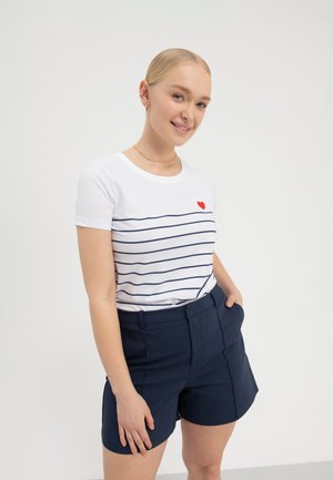 T-shirt blanc à manches courtes avec des rayures horizontales navy et un design de cœur rouge, associé à un short taille haute navy. Texture de tissu lisse.