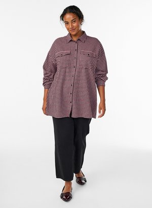 Zizzi, KARIERTES MIT BRUSTTASCHEN - Overhemdblouse - red check