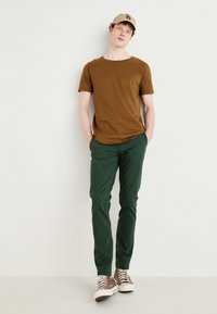 DOCKERS ALPHA SKINNY - Chinos - deep forest