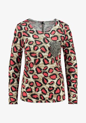 Maglietta a maniche lunghe beige con motivo leopardato che presenta accenti neri e rosa. Include una tasca grigia testurizzata sul lato sinistro del petto.