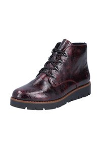 Bottines à lacets en cuir texturé rouge sombre brillant, avec une semelle noire à rainures et un fil de contraste marron le long des bords.