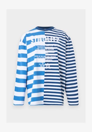 Πουκάμισο με μακριά μανίκια με εναλλασσόμενες φαρδιές και στενές μπλε και λευκές οριζόντιες ρίγες και λευκό κείμενο με φράσεις σχετικές με τη θάλασσα και γραφικά αστερία.