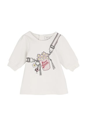 Robe bébé blanche à manches longues avec sac bandoulière imprimé, fleurs et dessin de porte-clés rose souriant à l'avant.