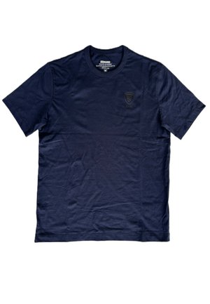 T-shirt a maniche corte di colore blu navy, realizzata in cotone. Presenta un colletto rotondo e un logo inciso in modo discreto sulla parte sinistra del petto. Texture liscia.