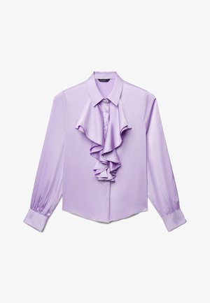 Blusa di raso lavanda con maniche lunghe, dettaglio a volant sul davanti, colletto, chiusura con bottoni e polsini arricciati.