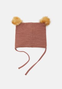 Gorro de malha castanho com dois pompons de pelúcia em tom bege no topo, apresentando fitas na parte inferior para segurança. Textura suave e design simples.