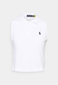 Biała bezrękawnikowa koszulka polo z bawełny, z klasycznym kołnierzykiem, trzema guzikami z przodu i granatowym logiem na lewej piersi.