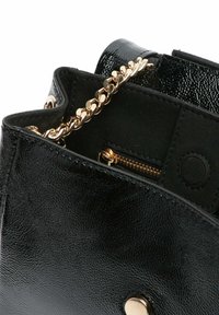 Borsa sintetica nera con finitura texturizzata, tracolla in catena dorata e tasca con zip interna. Progettata con una chiusura a scatto e sottili accenti dorati.