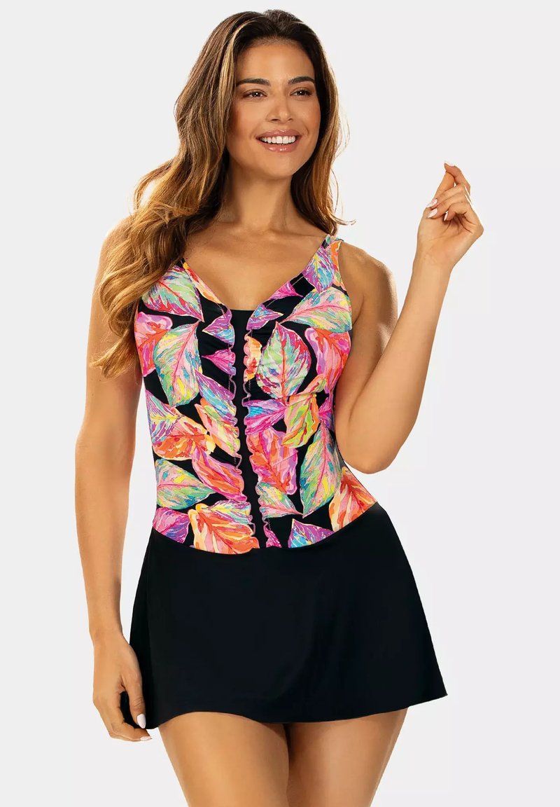 Kolorowy strój kąpielowy z żywym wzorem liści na czarnym tle, z dopasowaną górą, rozkloszowanym dołem i regulowanymi ramiączkami.