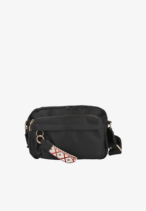 Bolso bandolera negro con bolsillo delantero con cremallera y llavero decorativo de tela con patrón de diamantes, unido a un anillo dorado.