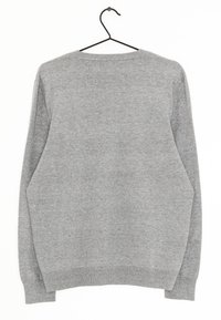 Šedý svetr s dlouhými rukávy, kulatým výstřihem a žebrovanými manžetami. Vyroben z měkkého materiálu s hladkou strukturou. Visí na černém háčku.