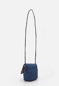 Borsa a tracolla blu intrecciata con una texture morbida, forma rettangolare e una lunga tracolla, dotata di una piccola apertura laterale e un interno solido.