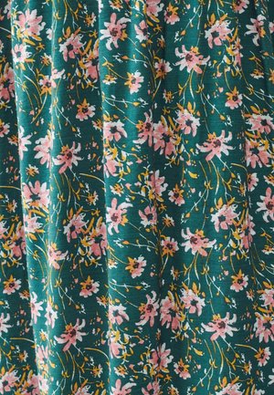 Lillelise kangas, millel on teal 'sinine-roheline' taust ja roosa ning kollane lillemuster. Materjal näeb välja tekstuuriga ja voolavate mustritega.