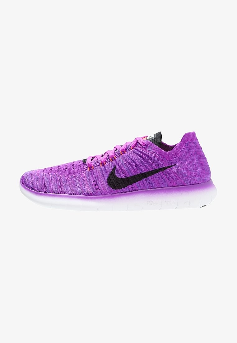 Zapatilla de running de Nike con parte superior de punto morado, logo Swoosh negro y suela blanca texturizada con acentos rosas. Diseño minimalista.