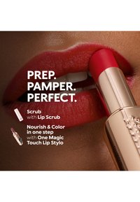Labios aplicando un vibrante lápiz labial rojo con texto que promociona exfoliante labial y lápiz labial nutritivo de color para preparar y conseguir un acabado perfecto.