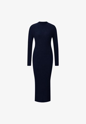 Hosszú ujjú, sötét tengerészkék bordás kötött ruha magas nyakkivágással és testhez simuló fazonnal, amely a térd közepéig ér.